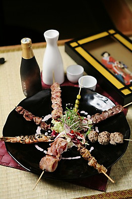 포토 JPG 그릇 접시 음식 채소 술잔 술병 잔 새우 육류 사람없음 아웃포커스 장식 컵 꼬챙이 꼬치 병 안주 꼬치구이 꼬치요리 일본음식 국내포토 식기 식재료 주방용품 병_용기 주류 촬영기법 갑각류 요리 구이 파일형식
