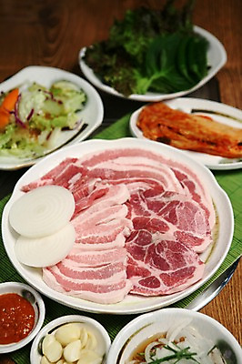 포토 JPG 그릇 접시 채소 식재료 양파 김치 마늘 생고기 육류 돼지고기 사람없음 아웃포커스 쌈 삼겹살 깻잎 쌈장 나무탁자 국내포토 식기 한식 탁자 촬영기법 양념 파일형식