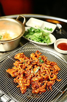 포토 JPG 그릇 접시 한식 음식 채소 사람없음 아웃포커스 숟가락 치킨 닭고기 닭 양념 그릴 냄비 구이 쌈 깨 불판 닭발 초고추장 국내포토 식기 식재료 조류 주방용품 촬영기법 수저 육류 조미료 솥 닭고기요리 파일형식