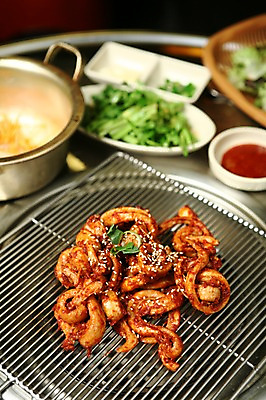 포토 JPG 그릇 접시 한식 음식 채소 어류 사람없음 아웃포커스 양념 그릴 냄비 구이 쌈 생선요리 깨 불판 꼼장어 초고추장 국내포토 식기 식재료 주방용품 촬영기법 수중동물 조미료 솥 장어 파일형식