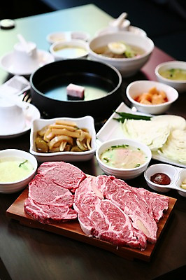 포토 JPG 그릇 접시 채소 식재료 고추 반찬 김치 생고기 육류 사람없음 아웃포커스 소고기 고추장 깍두기 양배추 냉면 육수 도마체조 콩나물국 제철음식 국내포토 식기 한식 음식 여름음식 촬영기법 양념 체조 국물 제철 파일형식