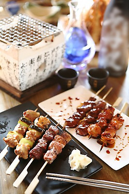 포토 JPG 그릇 접시 음식 술잔 젓가락 잔 육류 근접촬영 사람없음 아웃포커스 컵 꼬챙이 그릴 병 구이 안주 꼬치구이 꼬치요리 일본음식 국내포토 식기 뷰포인트 식재료 주방용품 촬영기법 수저 요리 꼬치 파일형식