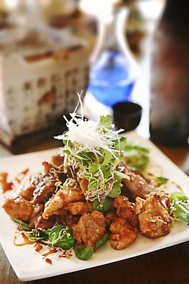 포토 JPG 그릇 접시 음식 채소 근접촬영 사람없음 아웃포커스 장식 치킨 닭고기 샐러드 튀김 치킨샐러드 일본음식 국내포토 식기 뷰포인트 촬영기법 육류 닭고기요리 파일형식