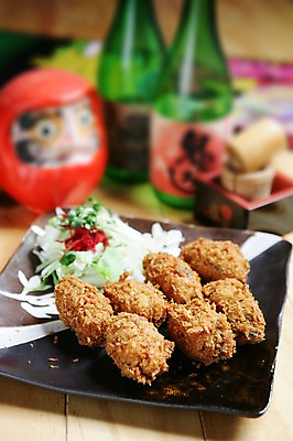 포토 JPG 그릇 접시 음식 인형 채소 술병 근접촬영 사람없음 아웃포커스 장식 튀김 병 무순 크로켓 일본음식 국내포토 식기 뷰포인트 병_용기 주류 촬영기법 새싹채소 파일형식