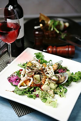 포토 JPG 그릇 접시 음식 채소 와인잔 조개 잔 새우 서양음식 사람없음 아웃포커스 컵 와인 샐러드 해물요리 병 해산물 와인병 오징어 양념통 홍합 주꾸미 해물샐러드 제철음식 국내포토 식기 술잔 병_용기 어패류 연체동물 주류 촬영기법 통 갑각류 수중동물 양념 제철 파일형식