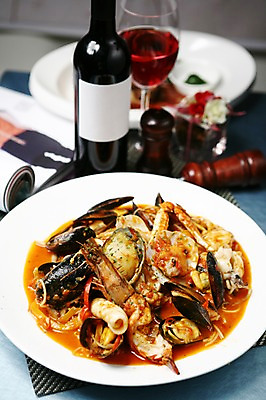 포토 JPG 그릇 접시 음식 와인잔 조개 잔 새우 파스타 서양음식 스파게티 사람없음 아웃포커스 책 컵 와인 해물요리 꽃게 게 면류 면 병 해산물 와인병 오징어 양념통 홍합 해물스파게티 해물파스타 국내포토 식기 술잔 병_용기 어패류 연체동물 주류 촬영기법 통 갑각류 수중동물 양념 파일형식