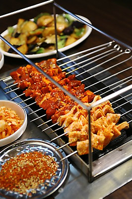포토 JPG 그릇 접시 한식 음식 김치 육류 근접촬영 사람없음 아웃포커스 양념 꼬챙이 꼬치 그릴 바비큐 구이 꼬치구이 고춧가루 국내포토 식기 뷰포인트 식재료 주방용품 촬영기법 가루 파일형식