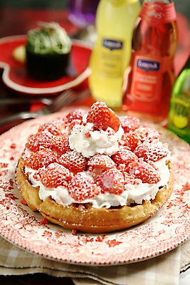 포토 JPG 그릇 접시 음료 음식 빵 과일 딸기 디저트 근접촬영 사람없음 아웃포커스 병 생크림 와플 국내포토 식기 뷰포인트 촬영기법 크림 파일형식