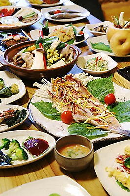 포토 JPG 그릇 접시 한식 음식 채소 과일 방울토마토 탁자 사람없음 아웃포커스 버섯 배 브로콜리 상차림 생선요리 깻잎 팽이버섯 해물탕 한정식 구절판 초고추장 국내포토 식기 가구 토마토 촬영기법 어류 양념 정식 파일형식