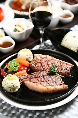 포토 JPG 그릇 접시 음식 채소 와인잔 피망 서양음식 육류 스테이크 근접촬영 사람없음 아웃포커스 와인 당근 병 브로콜리 구이 와인병 피클 철판 감자샐러드 국내포토 식기 뷰포인트 술잔 식재료 병_용기 뿌리채소 주류 촬영기법 샐러드 절임 파일형식