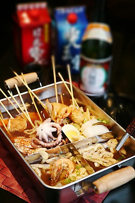 포토 JPG 음식 술병 새우 사람없음 아웃포커스 계란 해물요리 꽃게 꼬치 냄비 어묵 무 어묵꼬치 해산물 안주 국자 낙지 어묵탕 유부 일본음식 국내포토 주방용품 병_용기 연체동물 뿌리채소 주류 촬영기법 갑각류 알 수중동물 게 솥 탕 파일형식