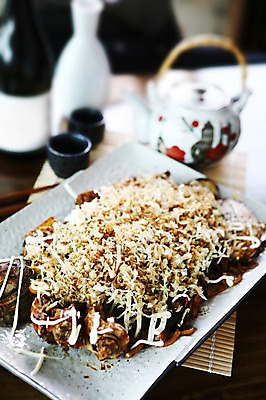 포토 JPG 그릇 접시 음식 술잔 주전자 잔 근접촬영 사람없음 아웃포커스 컵 병 안주 대나무발 가츠오부시 오코노미야끼 일본음식 국내포토 식기 뷰포인트 식재료 주방용품 촬영기법 파일형식