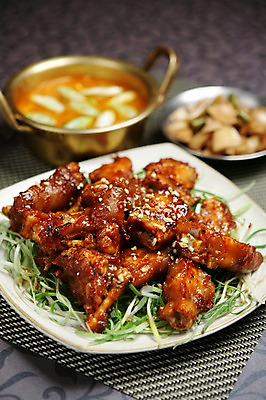 포토 JPG 그릇 접시 한식 회색배경 돼지고기 사람없음 아웃포커스 양념 냄비 족발 파 양파초절임 테이블매트 파채 국내포토 식기 음식 백그라운드 채소 촬영기법 육류 회색 식탁보 솥 절임 파일형식