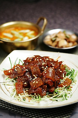 포토 JPG 그릇 접시 한식 음식 채소 양파 돼지고기 근접촬영 사람없음 아웃포커스 냄비 찌개 파 돼지껍데기 양파초절임 국내포토 식기 뷰포인트 촬영기법 육류 솥 절임 파일형식