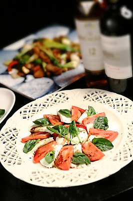 포토 JPG 그릇 접시 음식 토마토 채소 치즈 서양음식 근접촬영 사람없음 아웃포커스 와인 샐러드 병 와인병 시금치 카프레제 국내포토 식기 뷰포인트 병_용기 유제품 주류 촬영기법 파일형식