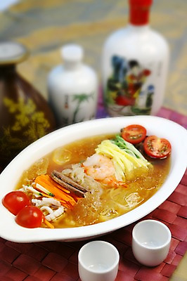 포토 JPG 그릇 접시 음식 술잔 방울토마토 술병 오이 잔 새우 육류 사람없음 아웃포커스 중식 계란 얼음 당근 면류 면 병 오징어 냉면 지단 제철음식 국내포토 자연요소 식기 한식 토마토 채소 식재료 병_용기 여름음식 연체동물 뿌리채소 주류 촬영기법 갑각류 알 수중동물 고명 제철 파일형식