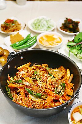 포토 JPG 그릇 접시 한식 음식 채소 고추 반찬 양파 육류 사람없음 아웃포커스 당근 냄비 볶음 쌈 깨 쌈장 파 물김치 한정식 제육볶음 국내포토 식기 식재료 김치 뿌리채소 촬영기법 양념 조미료 솥 정식 파일형식