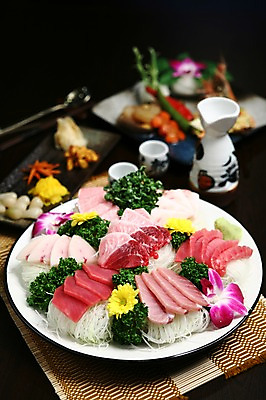 포토 JPG 그릇 접시 꽃 음식 채소 술잔 술병 잔 파슬리 어류 사람없음 아웃포커스 장식 컵 초밥 생선회 회 병 고추냉이 머스터드 락교 일본음식 국내포토 식물 식기 병_용기 주류 촬영기법 수중동물 양념 소스_음식 염교 파일형식