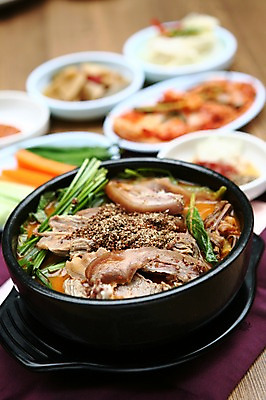 포토 JPG 그릇 접시 한식 음식 채소 고추 반찬 김치 오이 육류 근접촬영 사람없음 아웃포커스 당근 뚝배기 부추 냄비받침 들깨 뼈다귀해장국 뼈해장국 국내포토 식기 뷰포인트 식재료 뿌리채소 촬영기법 받침대 깨 해장국 파일형식