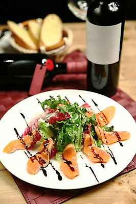 포토 JPG 그릇 접시 음식 빵 채소 서양음식 어류 사람없음 아웃포커스 장식 바구니 와인 샐러드 병 바게트 와인병 연어 연어샐러드 국내포토 식기 병_용기 주류 촬영기법 수중동물 파일형식