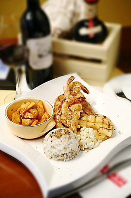 포토 JPG 그릇 접시 음식 포크 와인잔 밥 술병 잔 새우 감자 서양음식 사람없음 아웃포커스 컵 와인 감자튀김 병 와인병 파인애플 새우요리 마카로니 국내포토 식기 채소 술잔 과일 병_용기 주류 촬영기법 갑각류 튀김 열대과일 파스타면 파일형식