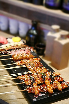 포토 JPG 그릇 접시 음식 채소 술병 떡 육류 근접촬영 사람없음 아웃포커스 꼬치 병 깨 베이컨 꼬치구이 꼬치요리 일본음식 국내포토 식기 뷰포인트 식재료 병_용기 주류 촬영기법 돼지고기 요리 조미료 구이 파일형식