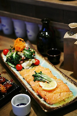 포토 JPG 그릇 접시 음식 채소 술잔 방울토마토 술병 잔 어류 근접촬영 사람없음 아웃포커스 컵 초밥 샐러드 생선회 회 병 레몬 연어 무순 연어회 일본음식 국내포토 식기 뷰포인트 토마토 과일 병_용기 주류 촬영기법 수중동물 새싹채소 파일형식