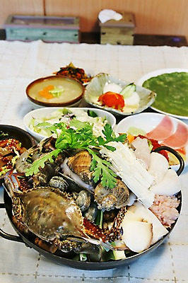 포토 JPG 그릇 접시 한식 음식 채소 조개 새우 사람없음 아웃포커스 버섯 샐러드 해물요리 꽃게 게 화장지 소라 냄비 전 해산물 팽이버섯 부침개 파 쑥갓 해물탕 묵 고니 도토리묵 수저통 국내포토 식기 조류 어패류 촬영기법 갑각류 솥 파일형식