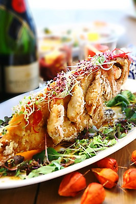 포토 JPG 그릇 접시 음식 채소 서양음식 어류 근접촬영 사람없음 아웃포커스 샐러드 튀김 병 생선요리 꽈리 생선튀김 국내포토 식기 뷰포인트 촬영기법 수중동물 파일형식