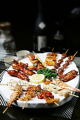 포토 JPG 그릇 접시 음식 채소 술잔 술병 잔 새우 떡 파슬리 마늘 육류 사람없음 아웃포커스 컵 꼬치 병 레몬 꼬치구이 꼬치요리 모듬꼬치 일본음식 국내포토 식기 과일 식재료 병_용기 주류 촬영기법 갑각류 요리 구이 파일형식