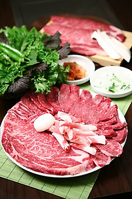 포토 JPG 그릇 접시 음식 채소 식재료 고추 양파 김치 도마 생고기 육류 사람없음 아웃포커스 버섯 소고기 상추 쌈 대나무발 차돌박이 국내포토 식기 한식 주방용품 촬영기법 파일형식