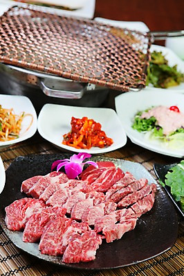 포토 JPG 그릇 접시 꽃 음식 채소 식재료 반찬 생고기 육류 사람없음 아웃포커스 샐러드 소고기 그릴 구이 불판 파무침 파절이 국내포토 식물 식기 주방용품 촬영기법 무침 파일형식