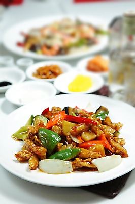 포토 JPG 그릇 접시 음식 채소 고추 양파 피망 육류 근접촬영 사람없음 아웃포커스 중식 튀김 단무지 탕수육 국내포토 식기 뷰포인트 식재료 촬영기법 파일형식