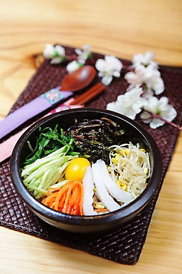 포토 JPG 그릇 꽃 한식 음식 채소 젓가락 오이 수저 사람없음 아웃포커스 계란 숟가락 당근 김 뚝배기 나물 비빔밥 콩나물 시금치 돌솥 고사리 돌솥비빔밥 국내포토 식물 식기 뿌리채소 촬영기법 알 해조류 파일형식