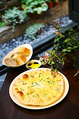 포토 JPG 식물 그릇 접시 화분 음식 빵 피자 서양음식 사람없음 아웃포커스 오일 기름 올리브오일 화덕피자 국내포토 식기 패스트푸드 촬영기법 화장품 기름_음식 파일형식