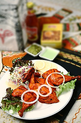 포토 JPG 그릇 접시 음식 채소 양파 육류 사람없음 아웃포커스 치킨 닭고기 샐러드 닭 병 상추 레몬 피클 닭다리 인도음식 동남아음식 국내포토 식기 과일 식재료 조류 촬영기법 닭고기요리 동양음식 절임 파일형식