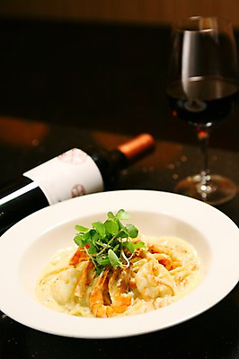 포토 JPG 그릇 접시 음식 채소 와인잔 잔 새우 파스타 서양음식 스파게티 근접촬영 사람없음 아웃포커스 장식 컵 와인 면류 면 병 와인병 크림스파게티 크림소스파스타 국내포토 식기 뷰포인트 술잔 병_용기 주류 촬영기법 갑각류 파일형식