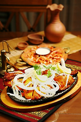 포토 JPG 그릇 접시 음식 채소 양파 잔 육류 사람없음 아웃포커스 컵 치킨 닭고기 닭 병 레몬 철판 인도음식 호리병 동남아음식 국내포토 식기 과일 식재료 조류 병_용기 촬영기법 닭고기요리 동양음식 파일형식