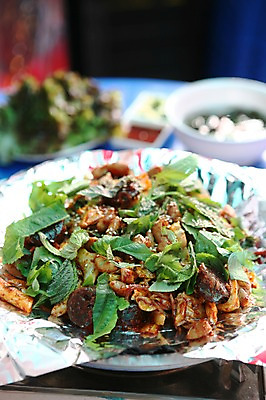 포토 JPG 그릇 접시 한식 음식 채소 떡 근접촬영 사람없음 아웃포커스 상추 은박지 볶음 쌈 국 철판 깻잎 순대 순대볶음 국내포토 식기 뷰포인트 촬영기법 파일형식