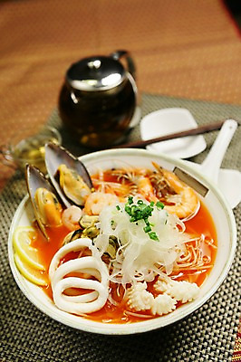 포토 JPG 그릇 접시 음식 채소 젓가락 양파 조개 새우 근접촬영 사람없음 아웃포커스 중식 숟가락 해물요리 대접 면류 면 레몬 해산물 오징어 홍합 짬뽕 파 해물짬뽕 국내포토 식기 뷰포인트 과일 어패류 연체동물 촬영기법 수저 갑각류 수중동물 파일형식