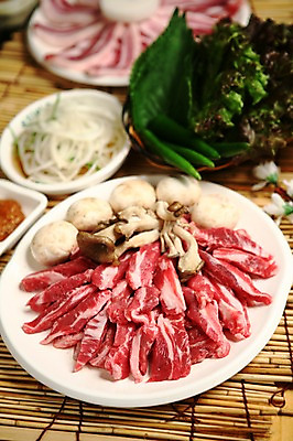 포토 JPG 그릇 접시 한식 채소 고추 양파 돼지고기 근접촬영 사람없음 아웃포커스 버섯 소고기 상추 깻잎 양송이 대나무발 느타리버섯 쌈채소 국내포토 식기 음식 뷰포인트 촬영기법 육류 파일형식