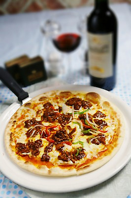 포토 JPG 그릇 접시 음식 와인잔 잔 피자 서양음식 근접촬영 사람없음 아웃포커스 컵 와인 병 와인병 토핑 피자칼 국내포토 식기 뷰포인트 술잔 주방용품 병_용기 주류 패스트푸드 촬영기법 파일형식