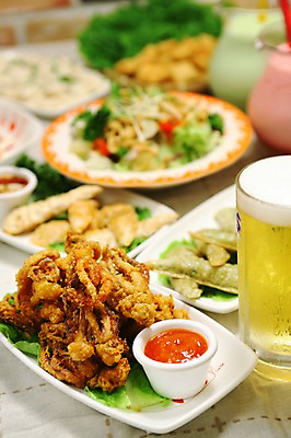 포토 JPG 그릇 접시 한식 음식 채소 잔 맥주 사람없음 아웃포커스 컵 샐러드 튀김 케첩 안주 만두 맥주잔 군만두 오징어튀김 국내포토 식기 술잔 주류 촬영기법 소스_음식 파일형식