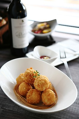 포토 JPG 그릇 접시 음식 포크 서양음식 사람없음 아웃포커스 와인 튀김 병 와인병 피클 크로켓 국내포토 식기 병_용기 주류 촬영기법 절임 파일형식