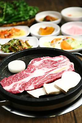 포토 JPG 그릇 접시 음식 채소 식재료 고추 호박 반찬 양파 생고기 육류 근접촬영 사람없음 아웃포커스 버섯 샐러드 소고기 가스레인지 상추 무 구이 쌈 불판 겉절이 국내포토 식기 뷰포인트 김치 뿌리채소 촬영기법 가전제품 레인지 파일형식