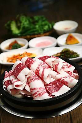 포토 JPG 그릇 접시 음식 채소 식재료 호박 반찬 생고기 육류 근접촬영 사람없음 아웃포커스 바구니 소고기 가스레인지 냄비 상추 무 쌈 차돌박이 국내포토 식기 뷰포인트 뿌리채소 촬영기법 가전제품 레인지 솥 파일형식