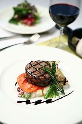 포토 JPG 그릇 접시 음식 포크 토마토 채소 와인잔 콩 서양음식 육류 스테이크 근접촬영 사람없음 아웃포커스 장식 와인 샐러드 병 구이 와인병 완두콩 아스파라거스 국내포토 식기 뷰포인트 술잔 식재료 병_용기 곡류 주류 촬영기법 파일형식