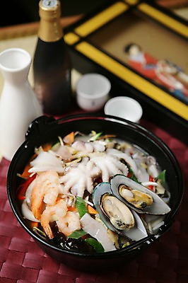 포토 JPG 그릇 음식 술잔 술병 조개 잔 새우 사람없음 아웃포커스 컵 해물요리 면류 면 병 냄비 해산물 오징어 우동 홍합 주꾸미 해물우동 일본음식 제철음식 국내포토 식기 병_용기 어패류 연체동물 주류 촬영기법 갑각류 수중동물 솥 제철 파일형식