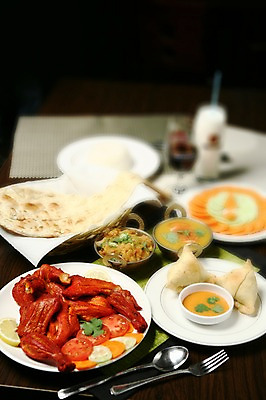 포토 JPG 그릇 접시 음료 음식 빵 포크 토마토 채소 오이 잔 사람없음 아웃포커스 컵 숟가락 치킨 닭고기 당근 닭 굽기 레몬 반죽 밀가루 닭다리 인도음식 동남아음식 토르티야 국내포토 식기 과일 조류 뿌리채소 촬영기법 수저 육류 가루 구이 닭고기요리 동양음식 파일형식