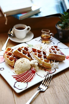 포토 JPG 식물 그릇 접시 화분 커피 음료 음식 빵 포크 과일 아이스크림 디저트 잔 사람없음 아웃포커스 책 컵 숟가락 사과 커피잔 찻잔 티스푼 컵받침 생크림 시럽 와플 국내포토 식기 촬영기법 수저 받침대 크림 파일형식